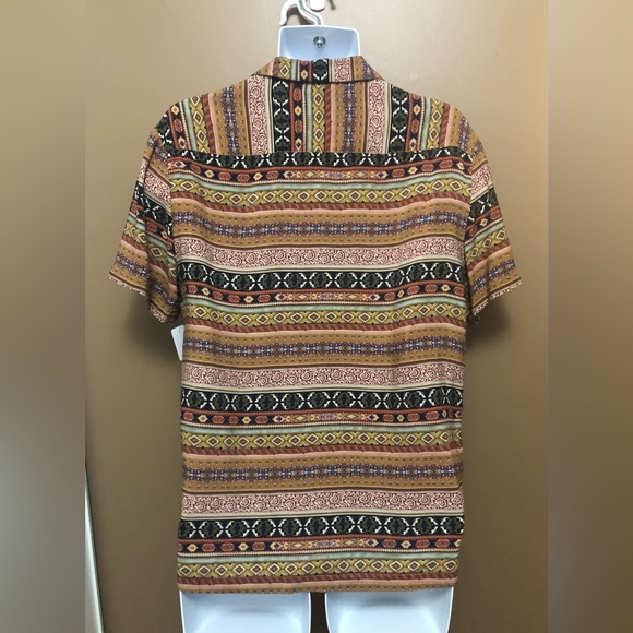 Unisex Patterned Short Sleeve Button Down Shirt - Picture 3 of 8